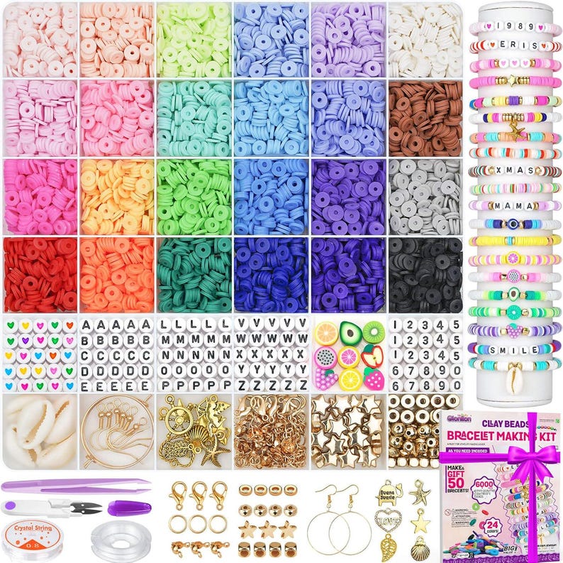 Puede incluir: Un kit para hacer pulseras con cuentas de arcilla de colores, cuentas de letras y cuentas con forma de fruta. El kit incluye herramientas y materiales para crear pulseras, con ejemplos terminados. Incluye abalorios dorados.