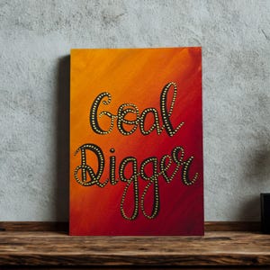 Opera calligrafica scritta a mano in formato A6 su carta per acquerello con sfondo a guazzo e scritte in nero e oro