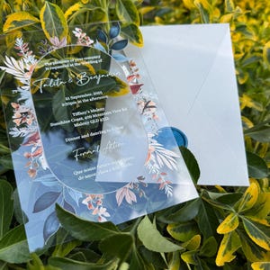 Unieke uitnodiging met bloemenlijst, elegante botanische huwelijksuitnodiging, moderne duidelijke huwelijksuitnodiging