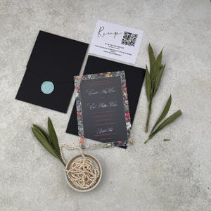 Faire-part de mariage floral noir en acrylique, Faire-part de mariage floral foncé élégant, Faire-part de mariage noir personnalisé