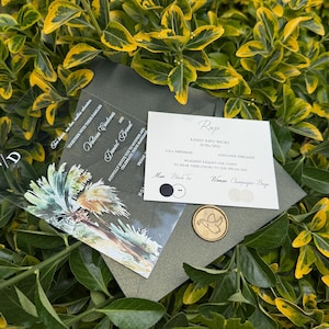 Invitación de boda tropical acrílica, invitación botánica única, invitación de boda tropical personalizable con elegante sobre verde.