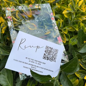 Zwarte bloemen acryl huwelijksuitnodiging, elegante donkere bloemen bruiloft uitnodiging, gepersonaliseerde zwarte huwelijksuitnodiging