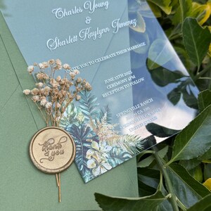 Convite de casamento moderno e transparente, convite de casamento elegante e transparente com detalhes florais em verde, convite de casamento elegante e transparente