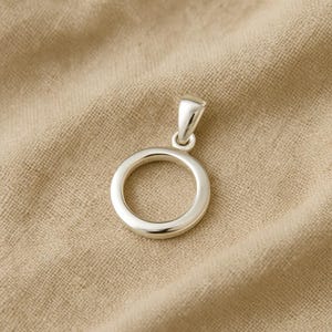 Collar con colgante circular de plata de ley • Charm minimalista de eternidad