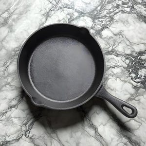 Cast Iron Non-Stick Skillet: Gas & Induction Cooktop - 14cm