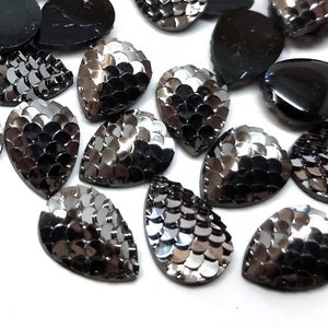 10 pezzi Sirena Fish Scale Resin Carved Embellishment Cabochons Gunmetal - 14x10mm - 14mm x 10mm - Teardrop