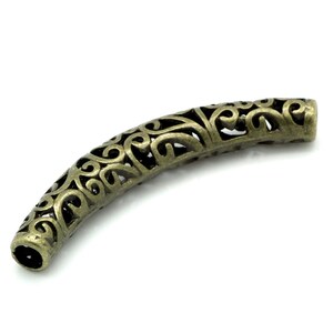 Könnte beinhalten: Eine bronzefarbene Metallperle mit einem dekorativen, durchbrochenen Design. Die Perle ist gebogen und hat eine glatte, polierte Oberfläche.