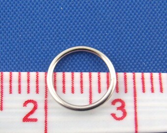 Könnte beinhalten: Ein silberner Sprungring mit einem Durchmesser von 5 bis 7,5 cm.