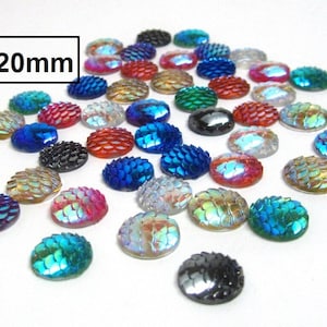 Assortiment de 100 cabochons d'embellissement sculptés en résine écailles de sirène - 20 mm (3/4") - 8 couleurs !