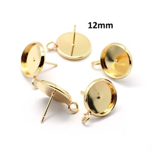 Peut inclure: Quatre montures de boucles d'oreilles dorées avec des bélières rondes de 12 mm. Chaque monture a un poteau et une boucle pour fixer une attache.