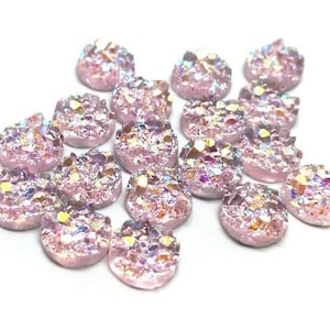 10 piezas de cabujones de resina drusa con adornos en rosa claro y multicolor - 8 mm