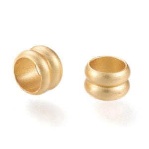 100 st. 18K guldpläterade släta kolumnmetalldistanspärlor - MATT - 6 mm x 4 mm - Stort hål: 4,5 mm - Passar Paracord och europeiska snören!