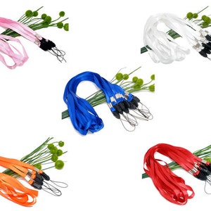 Puede incluir: Surtido de cordones para teléfono de colores con cierres metálicos y un gancho giratorio desmontable. Los cordones están hechos de cinta de satén y están disponibles en rosa, blanco, azul, naranja y rojo.