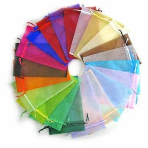 100 unidades de saquinhos de organza coloridos - 9 cm x 7 cm (3,5 x 2,75 pol.) - Sortidos - Estampa lisa!
