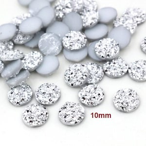 10 cabujones de resina drusa plateados de 10 mm con forma de círculo.