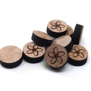 10 Stück In Holz gravierte Cabochons - Blumen - 12 mm - Flacher Münzkreis