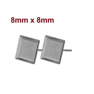 Könnte beinhalten: Ein Paar silberne quadratische Ohrstecker, jeweils 8 mm x 8 mm groß.