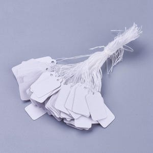 100 peças. Etiquetas de preço de papel branco - Retângulo - 23 mm x 13 mm (0,91" x 0,5") - Cordão incluído