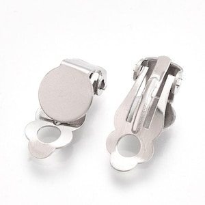 304ステンレススチール製ヒンジ付きイヤリングクリップオンセッティング 10個入り - 8mmグルーパッドセッティング - シルバートーン