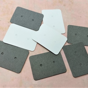 100 piezas. Gris y blanco cartón de cartón joyería pendientes pendientes rectángulo mostrar tarjetas etiquetas etiquetas - 2 agujeros- 35mm x 25mm (1.38 "x 1")