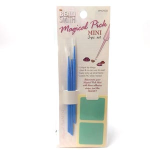 Puede incluir: Un paquete de The Bead Smith Magical Pick MINI, juego de 3 piezas. El paquete presenta tres herramientas azules con mangos blancos. El paquete también incluye dos tiras adhesivas verdes. El texto en el paquete dice "Magical Pick MINI 3-pc. set."