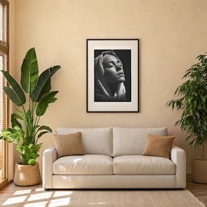 Minimalistisches Porträt Matte Vertikales Poster, Schwarz-Weiß-Fotografie, Gelassene und kraftvolle Wandkunst, Wohndekor, Galerie für moderne Kunst,