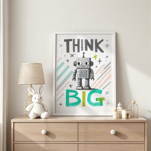Könnte beinhalten: Ein gerahmter Druck mit einer Roboterillustration und den Worten "THINK BIG" in einem Kinderzimmer. Der Roboter ist grau mit einem quadratischen Körper und einer Antenne. Der Hintergrund hat diagonale Streifen in Türkis, Grau und Pfirsich.