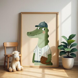 Könnte beinhalten: Gerahmte Illustration eines grünen Alligators mit Baseballkappe und gestreiftem Trikot, der einen Baseballhandschuh hält. Das Kunstwerk hat einen hellbeigen Hintergrund und wird in der Nähe eines Holzstuhls, eines Stofftiers und einer Topfpflanze ausgestellt.