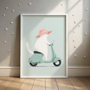 Könnte beinhalten: Ein gerahmter Kunstdruck mit einer weißen Katze mit rosa Hut, die einen hellblauen Roller fährt. Die Katze ist das zentrale Motiv, vor einem sanften, mintgrünen Hintergrund. Der Druck ist in einem weißen Rahmen, mit sternförmigen Dekorationen an der Wand.