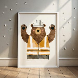 Könnte beinhalten: Aquarell-Illustration eines braunen Bären mit weißem Helm und gelber Sicherheitsweste. Der Bär hat die Arme erhoben, seine Pfoten sind sichtbar. Das Kunstwerk ist in einem weißen Rahmen gerahmt, geeignet für ein Kinderzimmer.