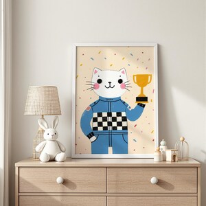 Könnte beinhalten: Gerahmte Illustration einer weißen Katze in einem blauen Rennanzug mit Schachbrettmuster, die eine goldene Trophäe hält. Der Hintergrund ist hellbeige mit bunten Konfetti.