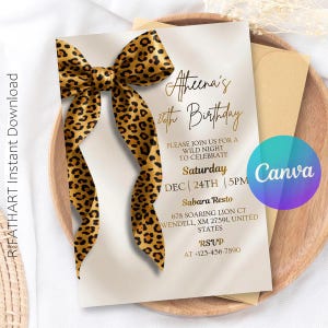 Può includere: Un invito di compleanno con un fiocco e un nastro con stampa leopardata. L'invito recita "Atheena's 26th Birthday" con i dettagli dell'evento. Il design include il logo Canva e il testo "RIFATHART Instant Download".