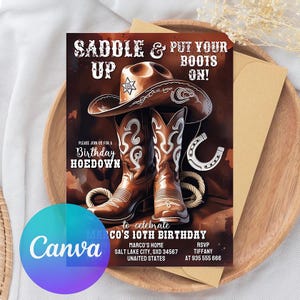 Puede incluir: Una invitación de cumpleaños con temática del oeste, con un sombrero de vaquero, botas y una herradura. El texto dice "Saddle Up & Put Your Boots On!" e invita a los invitados a un "Birthday Hoedown" para el décimo cumpleaños de Marco. El diseño es marrón y beige.