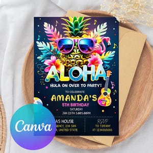 Könnte beinhalten: Eine lebendige Einladung mit tropischem Thema. Das Design zeigt eine Ananas, Sonnenbrille und einen Flamingo. Der Text enthält "Aloha", "Hula on over to party!" und Details für Amandas 5. Geburtstag. Eine Gitarre und Blumen vervollständigen das Design.