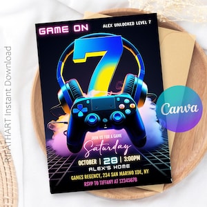 Op de afbeelding: Een digitale uitnodiging met een gamingthema. Het ontwerp toont een blauwe en gele 7, een gamecontroller en een koptelefoon. De tekst luidt "Game On" en bevat details voor Alex' 7e verjaardagsfeest.
