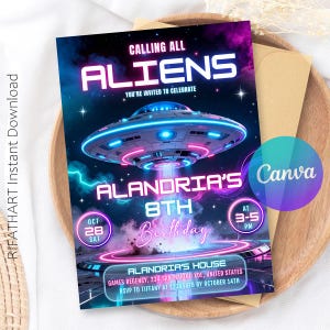 Peut inclure: Une invitation vibrante sur le thème de l'espace, avec un OVNI et le texte "Calling All Aliens". L'invitation est pour le 8e anniversaire d'Alandria, avec la date, l'heure et les détails du lieu inclus.