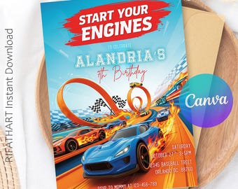 Pode incluir: Um convite de aniversário com tema de carros de corrida. O convite apresenta uma pista azul e laranja com carros de corrida e o texto "Start Your Engines" e "Alandria's 7th Birthday". O convite está em uma bandeja de madeira.