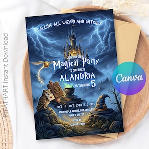 Puede incluir: Una invitación temática de fantasía para una fiesta mágica, con un castillo, relámpagos y un búho. La invitación dice "Llamando a todos los magos y brujas" e incluye los detalles de la fiesta para el 5º cumpleaños de Alandria.