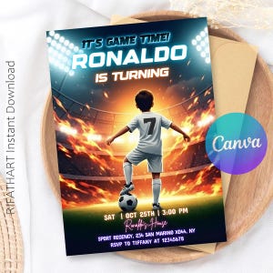 Op de afbeelding: Een voetbalthema-uitnodiging met een stadionachtergrond. De uitnodiging toont een jonge voetballer in een wit shirt met nummer 7, staand op een voetbal. Tekst bevat "It's Game Time! Ronaldo is Turning."