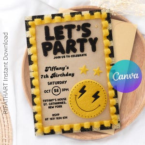 Könnte beinhalten: Eine Party-Einladung mit dem Text "LET'S PARTY" in Schwarz. Die Einladung enthält Details für eine 7. Geburtstagsfeier mit einem gelben Smiley mit Blitzen und Sternen.