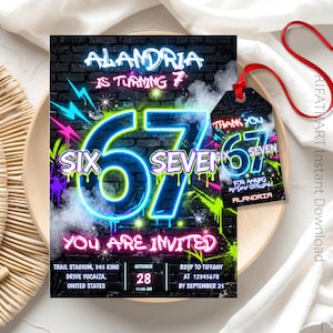 Op de afbeelding: Een verjaardagsuitnodiging en bijpassend label met een neonontwerp. De uitnodiging luidt "ALANDRIA IS TURNING 7" en "YOU ARE INVITED". Het nummer "67" wordt benadrukt met "SIX" en "SEVEN" eromheen. Het label zegt "THANK YOU".