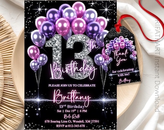 Può includere: Un invito di compleanno per il 13° compleanno nero con palloncini viola e rosa. Il numero 13 è in glitter argentati e il nome "Brittany" è in corsivo rosa. Un tag abbinato dice "Grazie".