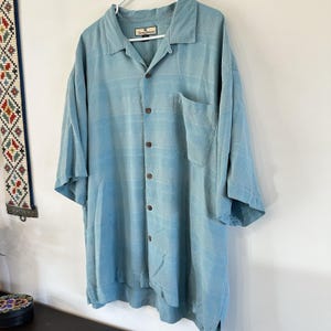Camisa Tommy Bahama de seda con botones, color verde mar y azul, texturizada, ideal para vacaciones de verano, talla 2XL. imagen 3