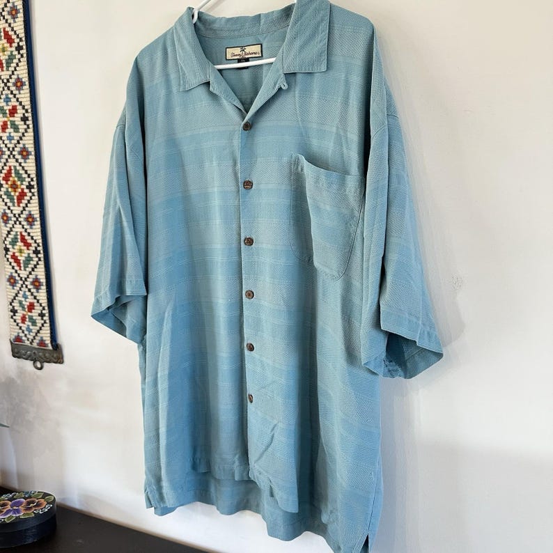 Camisa Tommy Bahama de seda con botones, color verde mar y azul, texturizada, ideal para vacaciones de verano, talla 2XL. imagen 3