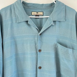 Camisa Tommy Bahama de seda con botones, color verde mar y azul, texturizada, ideal para vacaciones de verano, talla 2XL. imagen 2