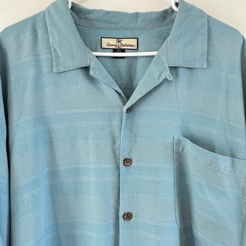 Camisa Tommy Bahama de seda con botones, color verde mar y azul, texturizada, ideal para vacaciones de verano, talla 2XL. imagen 2