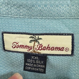 Camisa Tommy Bahama de seda con botones, color verde mar y azul, texturizada, ideal para vacaciones de verano, talla 2XL. imagen 5