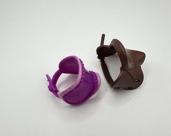 Sillas de montar de juguete vintage de los años 90, mini, de 1,5", color marrón y morado, accesorio para poni Breyer