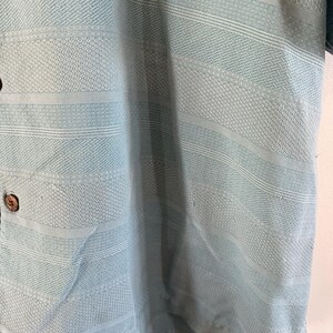 Camisa Tommy Bahama de seda con botones, color verde mar y azul, texturizada, ideal para vacaciones de verano, talla 2XL. imagen 6