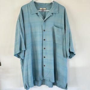 Camisa Tommy Bahama de seda con botones, color verde mar y azul, texturizada, ideal para vacaciones de verano, talla 2XL. imagen 1